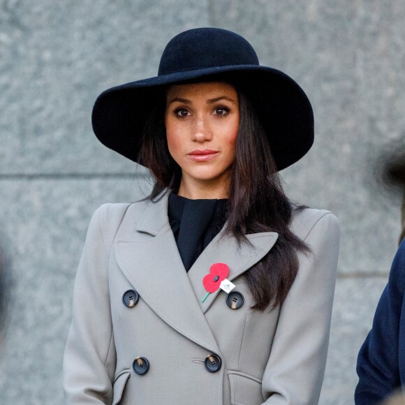 Meghan Markle accompagnait le prince Harry au petit matin du 25 avril 2018 pour les commémorations à Londres de l'ANZAC Day. Après un service commémoratif à l'aube, le prince a déposé une gerbe sur le mémorial de guerre australien.
