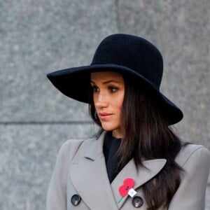 Meghan Markle accompagnait le prince Harry au petit matin du 25 avril 2018 pour les commémorations à Londres de l'ANZAC Day. Après un service commémoratif à l'aube, le prince a déposé une gerbe sur le mémorial de guerre australien.