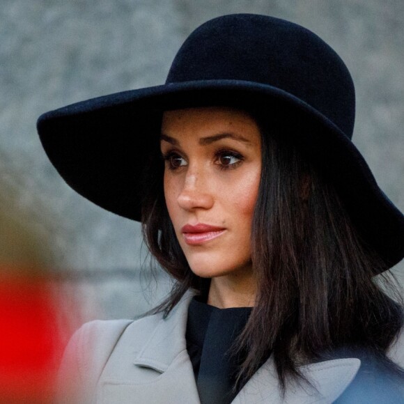 Meghan Markle accompagnait le prince Harry au petit matin du 25 avril 2018 pour les commémorations à Londres de l'ANZAC Day. Après un service commémoratif à l'aube, le prince a déposé une gerbe sur le mémorial de guerre australien.