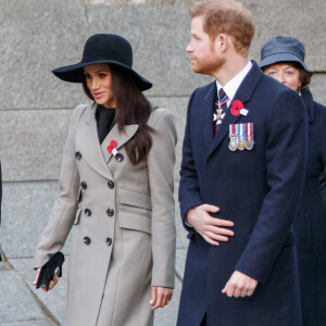 Meghan Markle accompagnait le prince Harry au petit matin du 25 avril 2018 pour les commémorations à Londres de l'ANZAC Day. Après un service commémoratif à l'aube, le prince a déposé une gerbe sur le mémorial de guerre australien.