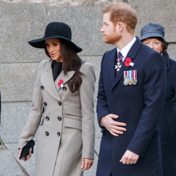 Meghan Markle accompagnait le prince Harry au petit matin du 25 avril 2018 pour les commémorations à Londres de l'ANZAC Day. Après un service commémoratif à l'aube, le prince a déposé une gerbe sur le mémorial de guerre australien.