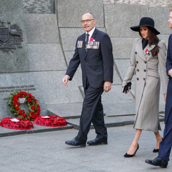 Meghan Markle accompagnait le prince Harry au petit matin du 25 avril 2018 pour les commémorations à Londres de l'ANZAC Day. Après un service commémoratif à l'aube, le prince a déposé une gerbe sur le mémorial de guerre australien.