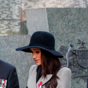 Meghan Markle accompagnait le prince Harry au petit matin du 25 avril 2018 pour les commémorations à Londres de l'ANZAC Day. Après un service commémoratif à l'aube, le prince a déposé une gerbe sur le mémorial de guerre australien.