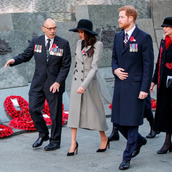 Meghan Markle accompagnait le prince Harry au petit matin du 25 avril 2018 pour les commémorations à Londres de l'ANZAC Day. Après un service commémoratif à l'aube, le prince a déposé une gerbe sur le mémorial de guerre australien.