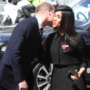 Le prince William, embrassant ici Meghan Markle, et le prince Harry le 25 avril 2018 à l'abbaye de Westminster à Londres pour la messe commémorative de l'ANZAC Day. © Jonathan Brady/PA Wire/Abacapress.com