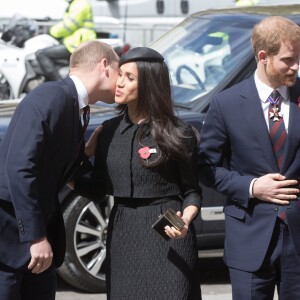 Le prince William, embrassant ici Meghan Markle, et le prince Harry le 25 avril 2018 à l'abbaye de Westminster à Londres pour la messe commémorative de l'ANZAC Day. © Jonathan Brady/PA Wire/Abacapress.com