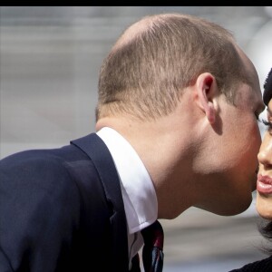 Le prince William embrasse Meghan Markle alors qu'ils arrivent le 25 avril 2018 à l'abbaye de Westminster à Londres pour la messe commémorative de l'ANZAC Day. © Andrew Parsons / i-Images/ABACAPRESS.COM