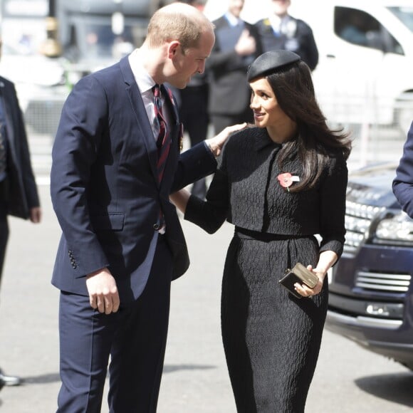 Le prince William salue sa future belle-soeur Meghan Markle le 25 avril 2018 à l'abbaye de Westminster à Londres avant la messe commémorative de l'ANZAC Day. 