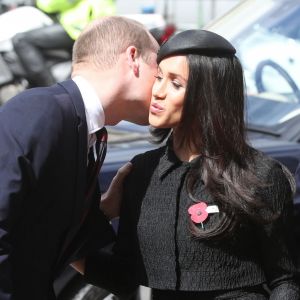 Le prince William embrasse Meghan Markle alors qu'il se joint au prince Harry et elle le 25 avril 2018 à l'abbaye de Westminster à Londres pour la messe commémorative de l'ANZAC Day. 