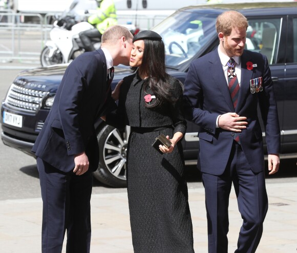 Le prince William embrasse Meghan Markle alors qu'il se joint au prince Harry et elle le 25 avril 2018 à l'abbaye de Westminster à Londres pour la messe commémorative de l'ANZAC Day. 