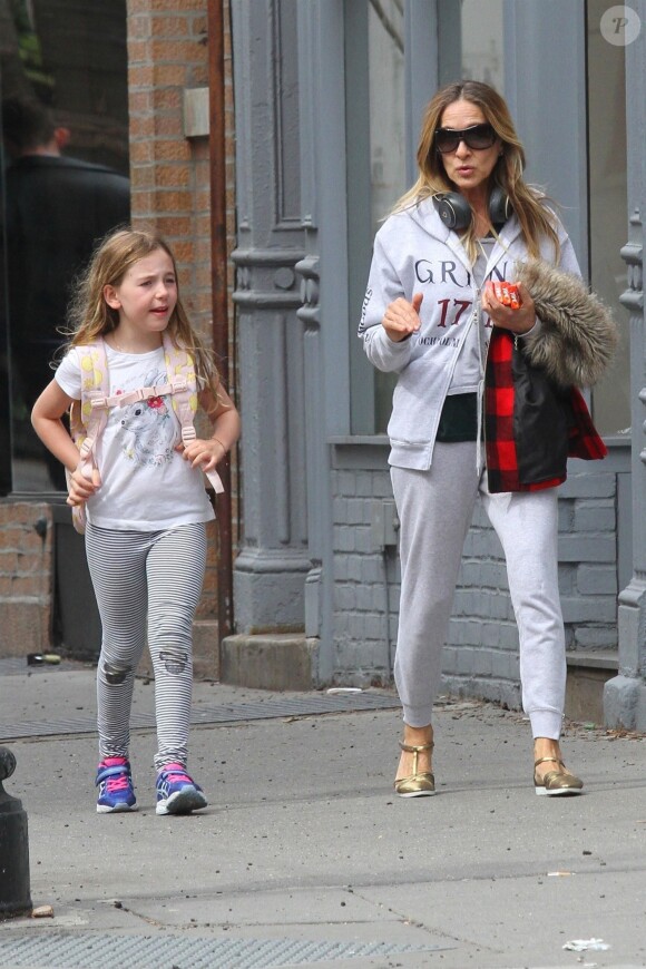 Sarah Jessica Parker se promène avec sa fille Marion dans les rues de New York. Le 24 avril 2018.