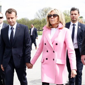 Le Président de la République Emmanuel Macron et sa femme la Première Dame Brigitte Macron (et son bodyguard derrière elle) visitent le Mémorial de Lincoln (Lincoln Memorial) à Washington, le 23 avril 2018. © Stéphane Lemouton/Bestimage