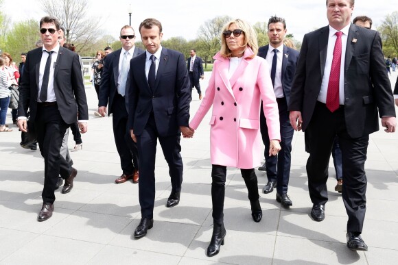 Le Président de la République Emmanuel Macron et sa femme la Première Dame Brigitte Macron (et son bodyguard derrière elle) visitent le Mémorial de Lincoln (Lincoln Memorial) à Washington, le 23 avril 2018. © Stéphane Lemouton/Bestimage