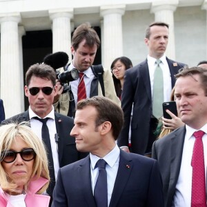 Le Président de la République Emmanuel Macron et sa femme la Première Dame Brigitte Macron visitent le Mémorial de Lincoln (Lincoln Memorial) à Washington, le 23 avril 2018. © Stéphane Lemouton/Bestimage