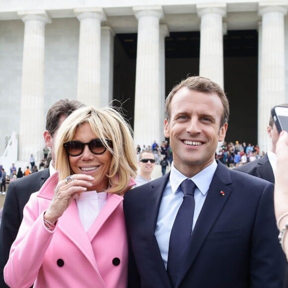 Le Président de la République Emmanuel Macron et sa femme la Première Dame Brigitte Macron visitent le Mémorial de Lincoln (Lincoln Memorial) à Washington, le 23 avril 2018. © Stéphane Lemouton/Bestimage