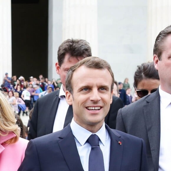 Le Président de la République Emmanuel Macron et sa femme la Première Dame Brigitte Macron visitent le Mémorial de Lincoln (Lincoln Memorial) à Washington, le 23 avril 2018. © Stéphane Lemouton/Bestimage