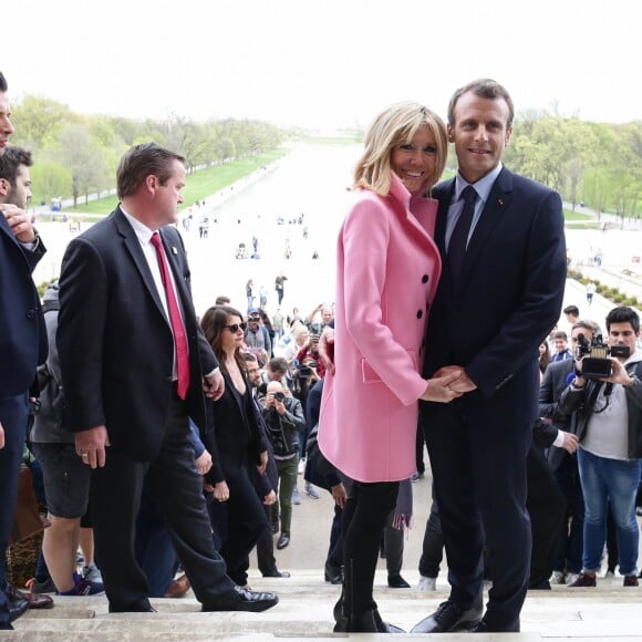 Le Président de la République Emmanuel Macron et sa femme la Première Dame Brigitte Macron visitent le Mémorial de Lincoln (Lincoln Memorial) à Washington, le 23 avril 2018. © Stéphane Lemouton/Bestimage