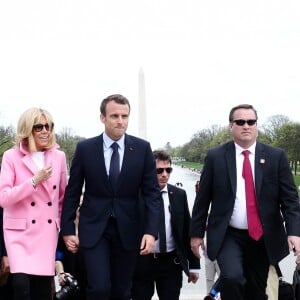 Le Président de la République Emmanuel Macron et sa femme la Première Dame Brigitte Macron visitent le Mémorial de Lincoln (Lincoln Memorial) à Washington, le 23 avril 2018. © Stéphane Lemouton/Bestimage