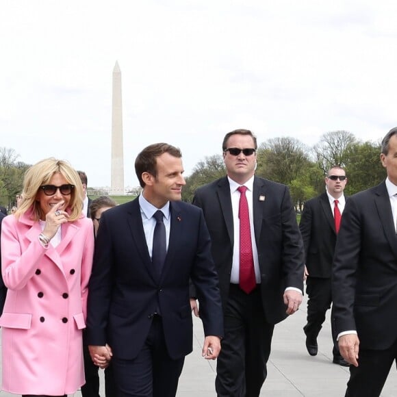 Le Président de la République Emmanuel Macron et sa femme la Première Dame Brigitte Macron visitent le Mémorial de Lincoln (Lincoln Memorial) à Washington, le 23 avril 2018. © Stéphane Lemouton/Bestimage