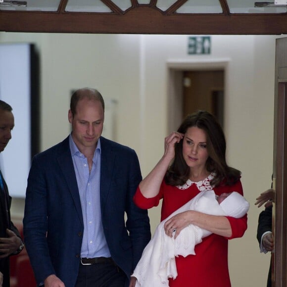 Le prince William et la duchesse Catherine de Cambridge avec leur fils le prince Louis Arthur Charles de Cambridge à la sortie de l'hôpital St Mary le 23 avril 2018