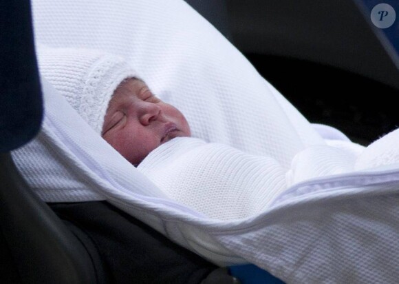 Le prince Louis Arthur Charles de Cambridge, troisième enfant du prince William et de la duchesse Catherine de Cambridge, à la sortie de l'hôpital St Mary le 23 avril 2018