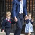 Le prince William et la duchesse Catherine de Cambridge avec leur fils le prince Louis Arthur Charles de Cambridge à la sortie de l'hôpital St Mary le 23 avril 2018