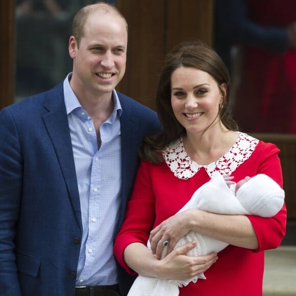 Le prince William et la duchesse Catherine de Cambridge avec leur fils le prince Louis Arthur Charles de Cambridge à la sortie de l'hôpital St Mary le 23 avril 2018