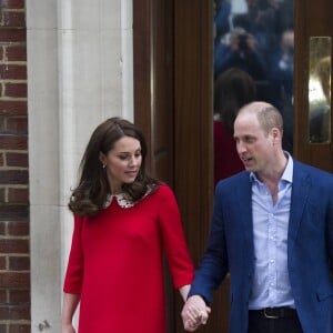 Le prince William et la duchesse Catherine de Cambridge avec leur fils le prince Louis Arthur Charles de Cambridge à la sortie de l'hôpital St Mary le 23 avril 2018