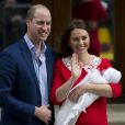Le prince William et la duchesse Catherine de Cambridge avec leur fils le prince Louis Arthur Charles de Cambridge à la sortie de l'hôpital St Mary le 23 avril 2018