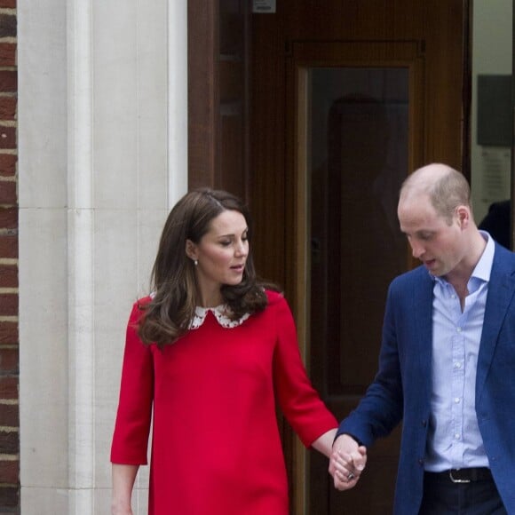 Le prince William et la duchesse Catherine de Cambridge avec leur fils le prince Louis Arthur Charles de Cambridge à la sortie de l'hôpital St Mary le 23 avril 2018