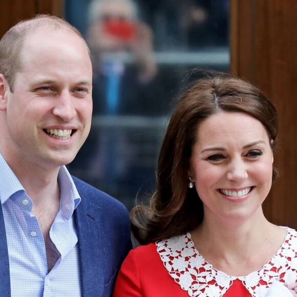 Le prince William et la duchesse Catherine de Cambridge avec leur fils le prince Louis Arthur Charles de Cambridge à la sortie de l'hôpital St Mary le 23 avril 2018