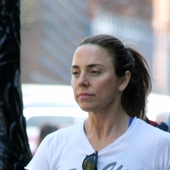 Mel C (Melanie Chisholm) est allée acheter des cupcakes à Londres le 22 avril 2018. Elle porte un t-shirt "See you in Paris" et des sandales.