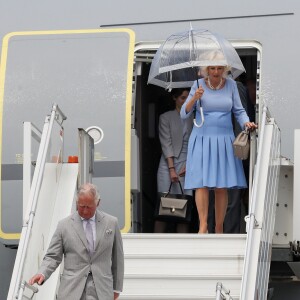 Le prince Charles et Camilla Parker Bowles, duchesse de Cornouailles, arrivent à l'aéroport de Nice, dans le cadre de leur première visite officielle, le 7 mai 2018. Ils ont été accueilli par le préfet des Alpes-Maritimes Georges-François Leclerc et par le maire Christian Estrosi et sa femme Laura Tenoudji. © Olivier Huitel / Pool / Bestimage