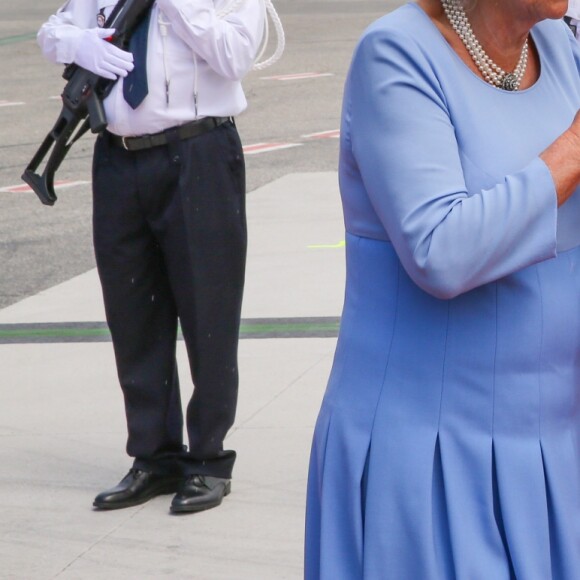 Le prince Charles et Camilla Parker Bowles, duchesse de Cornouailles, arrivent à l'aéroport de Nice, dans le cadre de leur première visite officielle, le 7 mai 2018. Ils ont été accueilli par le préfet des Alpes-Maritimes Georges-François Leclerc et par le maire Christian Estrosi et sa femme Laura Tenoudji. © Olivier Huitel / Pool / Bestimage