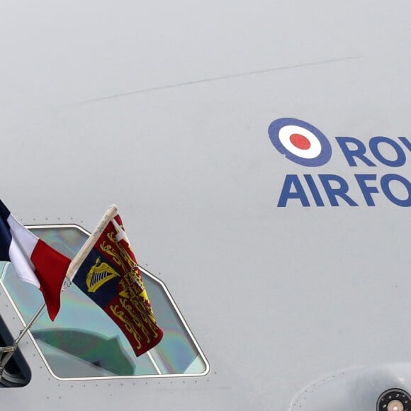 Le prince Charles et Camilla Parker Bowles, duchesse de Cornouailles, arrivent à l'aéroport de Nice, dans le cadre de leur première visite officielle, le 7 mai 2018. Ils ont été accueilli par le préfet des Alpes-Maritimes Georges-François Leclerc et par le maire Christian Estrosi et sa femme Laura Tenoudji. © Olivier Huitel / Pool / Bestimage