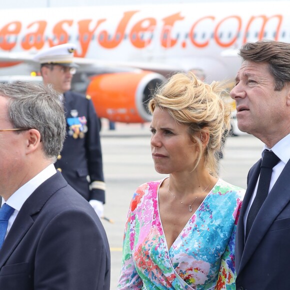 Le prince Charles et Camilla Parker Bowles, duchesse de Cornouailles, arrivent à l'aéroport de Nice, dans le cadre de leur première visite officielle, le 7 mai 2018. Ils ont été accueilli par le préfet des Alpes-Maritimes Georges-François Leclerc et par le maire Christian Estrosi et sa femme Laura Tenoudji. © Olivier Huitel / Pool / Bestimage