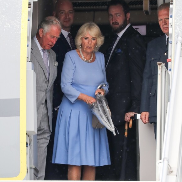 Le prince Charles et Camilla Parker Bowles, duchesse de Cornouailles, arrivent à l'aéroport de Nice, dans le cadre de leur première visite officielle, le 7 mai 2018. Ils ont été accueilli par le préfet des Alpes-Maritimes Georges-François Leclerc et par le maire Christian Estrosi et sa femme Laura Tenoudji. © Olivier Huitel / Pool / Bestimage