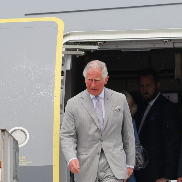 Le prince Charles et Camilla Parker Bowles, duchesse de Cornouailles, arrivent à l'aéroport de Nice, dans le cadre de leur première visite officielle, le 7 mai 2018. Ils ont été accueilli par le préfet des Alpes-Maritimes Georges-François Leclerc et par le maire Christian Estrosi et sa femme Laura Tenoudji. © Olivier Huitel / Pool / Bestimage