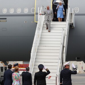 Le prince Charles et Camilla Parker Bowles, duchesse de Cornouailles, arrivent à l'aéroport de Nice, dans le cadre de leur première visite officielle, le 7 mai 2018. Ils ont été accueilli par le préfet des Alpes-Maritimes Georges-François Leclerc et par le maire Christian Estrosi et sa femme Laura Tenoudji. © Olivier Huitel / Pool / Bestimage