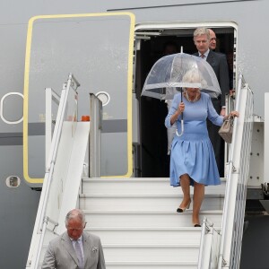 Le prince Charles et Camilla Parker Bowles, duchesse de Cornouailles, arrivent à l'aéroport de Nice, dans le cadre de leur première visite officielle, le 7 mai 2018. Ils ont été accueilli par le préfet des Alpes-Maritimes Georges-François Leclerc et par le maire Christian Estrosi et sa femme Laura Tenoudji. © Olivier Huitel / Pool / Bestimage