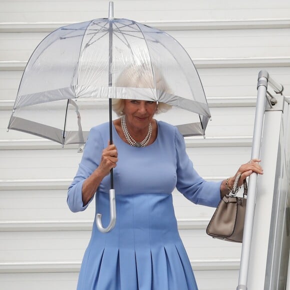 Le prince Charles et Camilla Parker Bowles, duchesse de Cornouailles, arrivent à l'aéroport de Nice, dans le cadre de leur première visite officielle, le 7 mai 2018. Ils ont été accueilli par le préfet des Alpes-Maritimes Georges-François Leclerc et par le maire Christian Estrosi et sa femme Laura Tenoudji. © Olivier Huitel / Pool / Bestimage