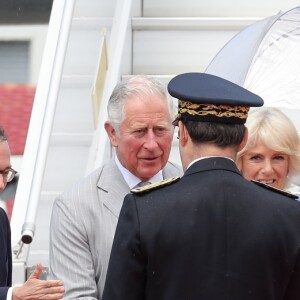 Le prince Charles et Camilla Parker Bowles, duchesse de Cornouailles, arrivent à l'aéroport de Nice, dans le cadre de leur première visite officielle, le 7 mai 2018. Ils ont été accueilli par le préfet des Alpes-Maritimes Georges-François Leclerc et par le maire Christian Estrosi et sa femme Laura Tenoudji. © Olivier Huitel / Pool / Bestimage