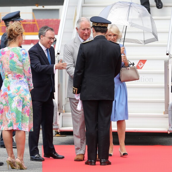 Le prince Charles et Camilla Parker Bowles, duchesse de Cornouailles, arrivent à l'aéroport de Nice, dans le cadre de leur première visite officielle, le 7 mai 2018. Ils ont été accueilli par le préfet des Alpes-Maritimes Georges-François Leclerc et par le maire Christian Estrosi et sa femme Laura Tenoudji. © Olivier Huitel / Pool / Bestimage