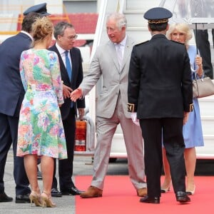 Le prince Charles et Camilla Parker Bowles, duchesse de Cornouailles, arrivent à l'aéroport de Nice, dans le cadre de leur première visite officielle, le 7 mai 2018. Ils ont été accueilli par le préfet des Alpes-Maritimes Georges-François Leclerc et par le maire Christian Estrosi et sa femme Laura Tenoudji. © Olivier Huitel / Pool / Bestimage