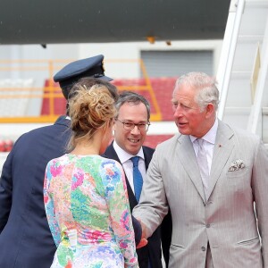 Le prince Charles et Camilla Parker Bowles, duchesse de Cornouailles, arrivent à l'aéroport de Nice, dans le cadre de leur première visite officielle, le 7 mai 2018. Ils ont été accueilli par le préfet des Alpes-Maritimes Georges-François Leclerc et par le maire Christian Estrosi et sa femme Laura Tenoudji. © Olivier Huitel / Pool / Bestimage