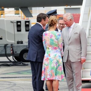 Le prince Charles et Camilla Parker Bowles, duchesse de Cornouailles, arrivent à l'aéroport de Nice, dans le cadre de leur première visite officielle, le 7 mai 2018. Ils ont été accueilli par le préfet des Alpes-Maritimes Georges-François Leclerc et par le maire Christian Estrosi et sa femme Laura Tenoudji. © Olivier Huitel / Pool / Bestimage