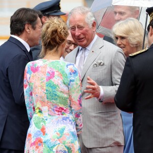 Le prince Charles et Camilla Parker Bowles, duchesse de Cornouailles, arrivent à l'aéroport de Nice, dans le cadre de leur première visite officielle, le 7 mai 2018. Ils ont été accueilli par le préfet des Alpes-Maritimes Georges-François Leclerc et par le maire Christian Estrosi et sa femme Laura Tenoudji. © Olivier Huitel / Pool / Bestimage 