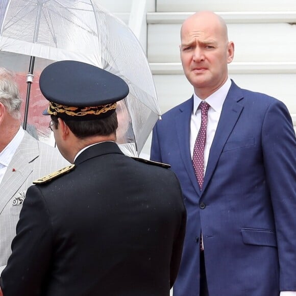 Le prince Charles et Camilla Parker Bowles, duchesse de Cornouailles, arrivent à l'aéroport de Nice, dans le cadre de leur première visite officielle, le 7 mai 2018. Ils ont été accueilli par le préfet des Alpes-Maritimes Georges-François Leclerc et par le maire Christian Estrosi et sa femme Laura Tenoudji. © Olivier Huitel / Pool / Bestimage