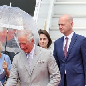 Le prince Charles et Camilla Parker Bowles, duchesse de Cornouailles, arrivent à l'aéroport de Nice, dans le cadre de leur première visite officielle, le 7 mai 2018. Ils ont été accueilli par le préfet des Alpes-Maritimes Georges-François Leclerc et par le maire Christian Estrosi et sa femme Laura Tenoudji. © Olivier Huitel / Pool / Bestimage