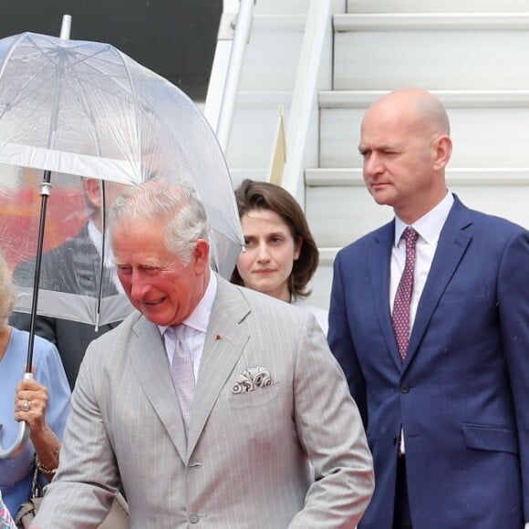 Le prince Charles et Camilla Parker Bowles, duchesse de Cornouailles, arrivent à l'aéroport de Nice, dans le cadre de leur première visite officielle, le 7 mai 2018. Ils ont été accueilli par le préfet des Alpes-Maritimes Georges-François Leclerc et par le maire Christian Estrosi et sa femme Laura Tenoudji. © Olivier Huitel / Pool / Bestimage